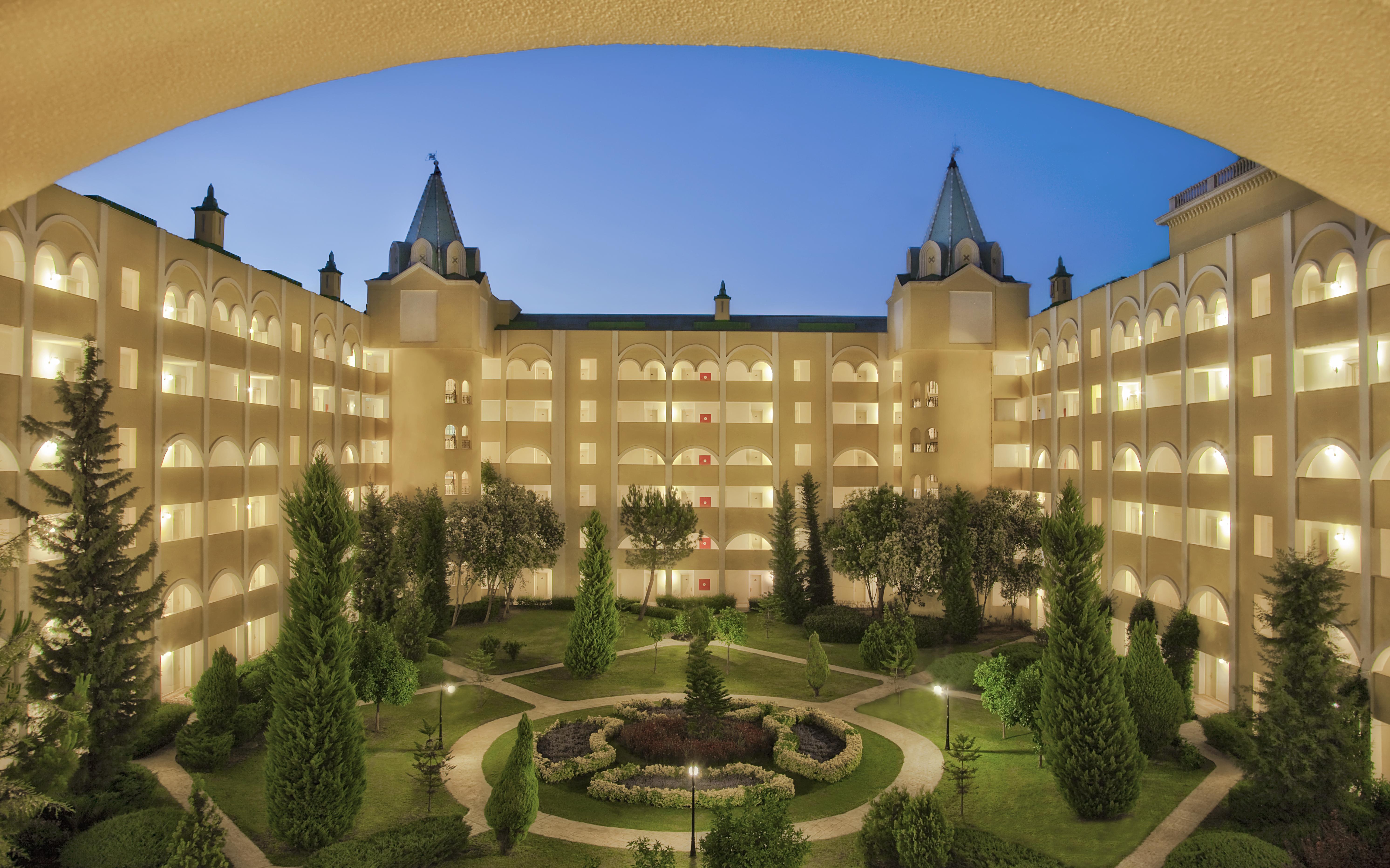 Kremlin Palace Αττάλεια Εξωτερικό φωτογραφία The hotel's courtyard