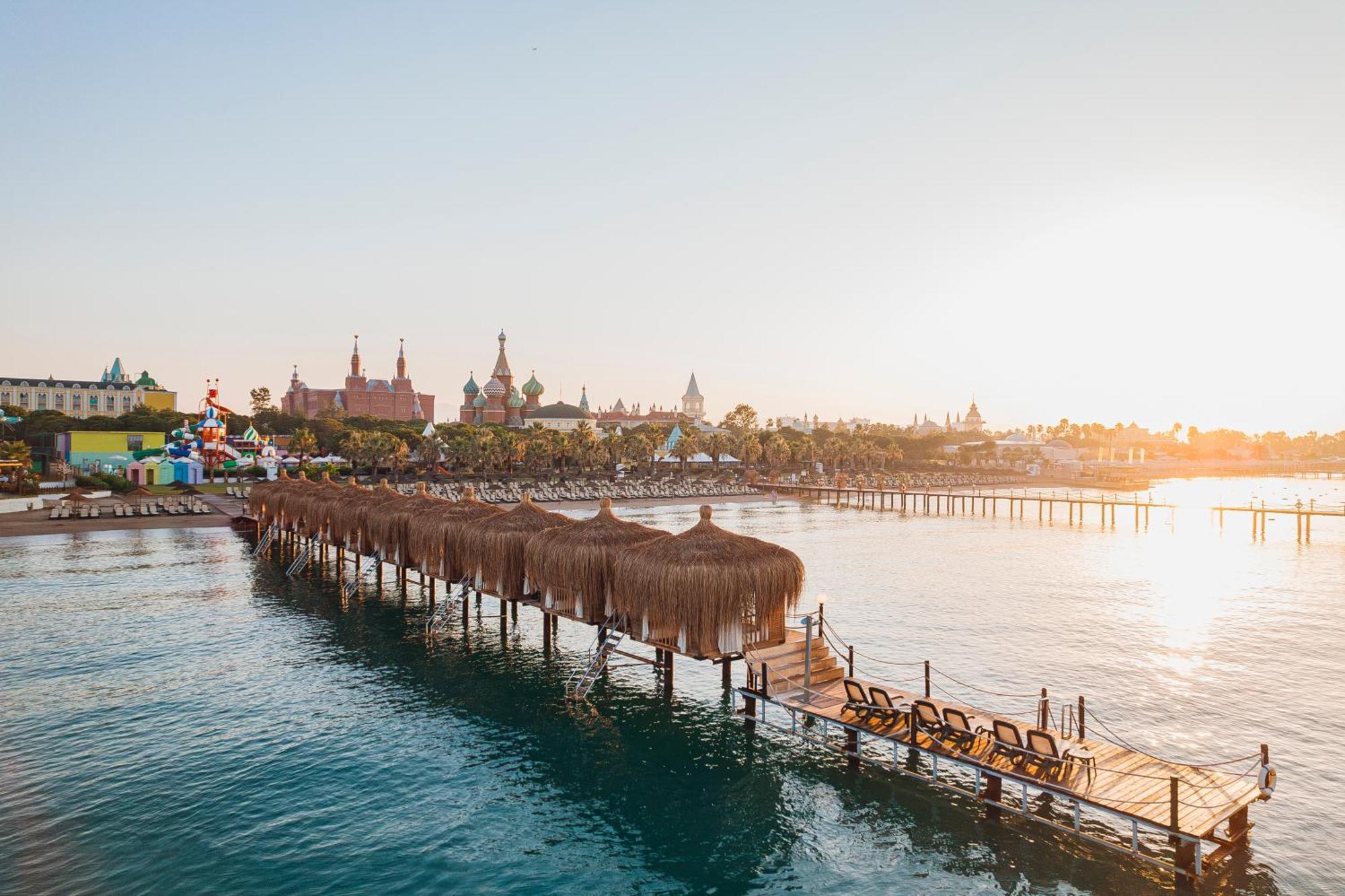 Kremlin Palace Αττάλεια Εξωτερικό φωτογραφία Sunset at the pier