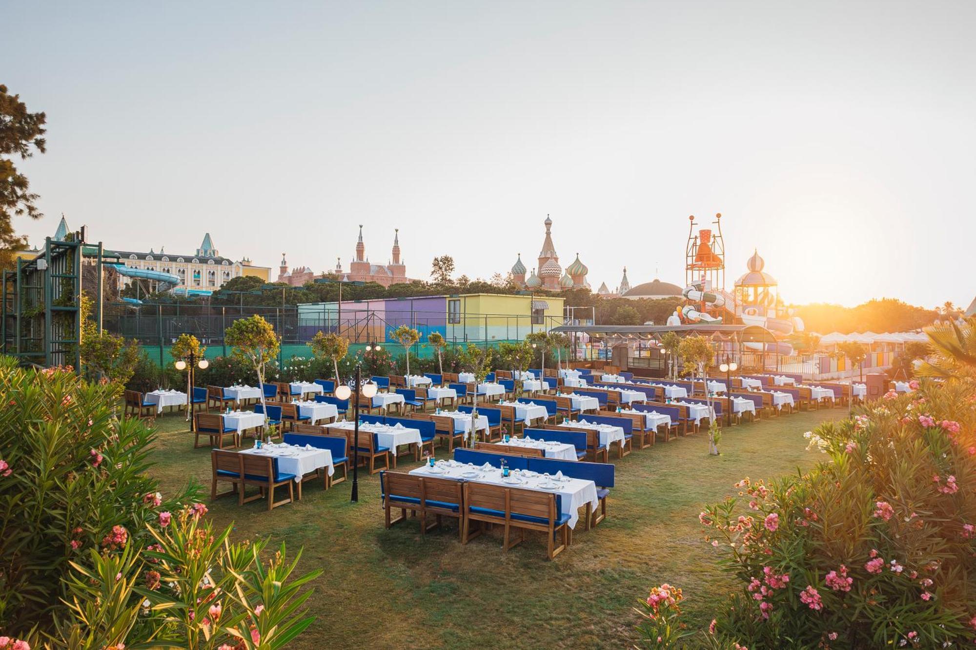 Kremlin Palace Αττάλεια Εξωτερικό φωτογραφία The lawn at the resort
