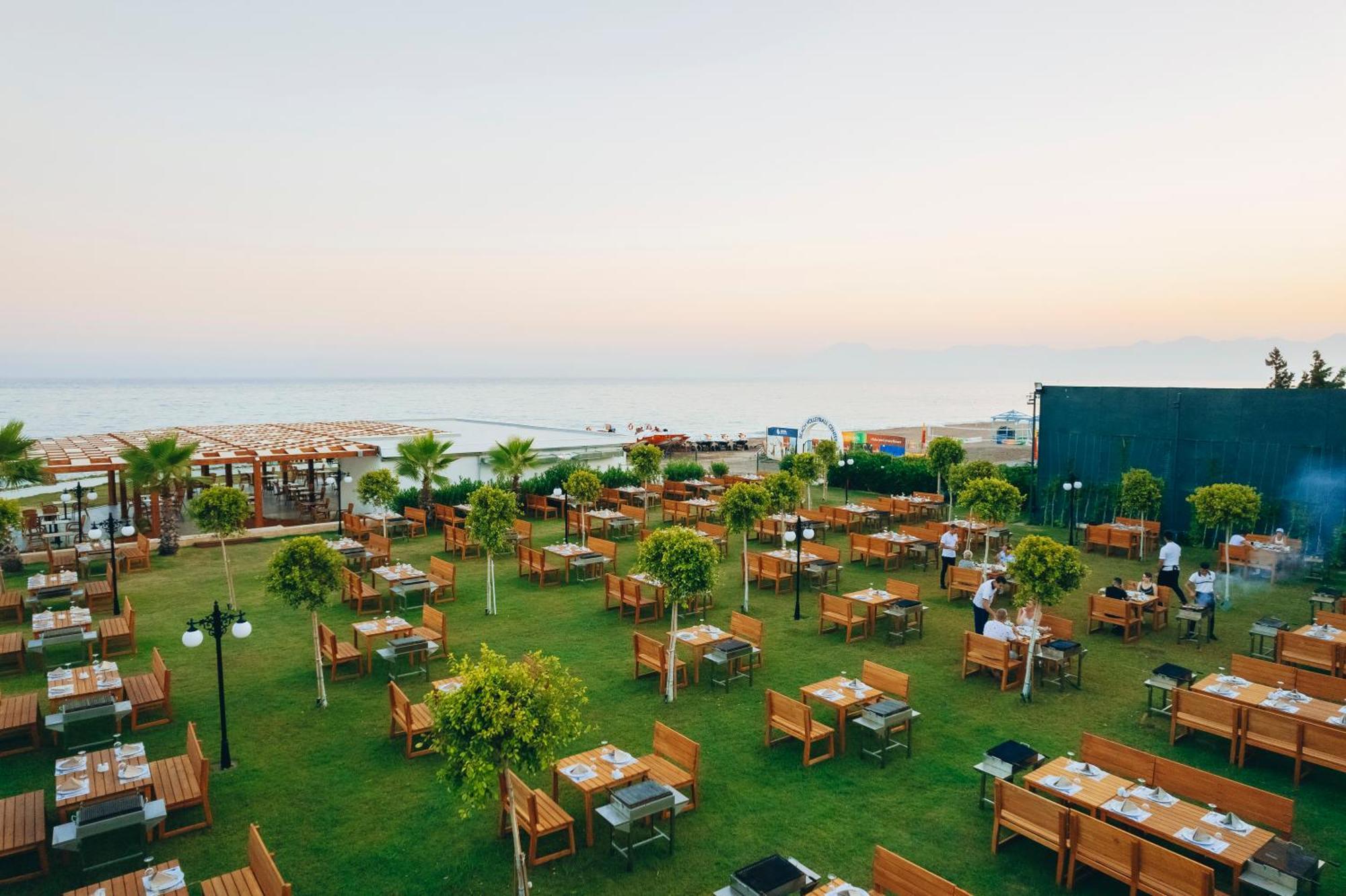 Kremlin Palace Αττάλεια Εξωτερικό φωτογραφία The lawn at the hotel